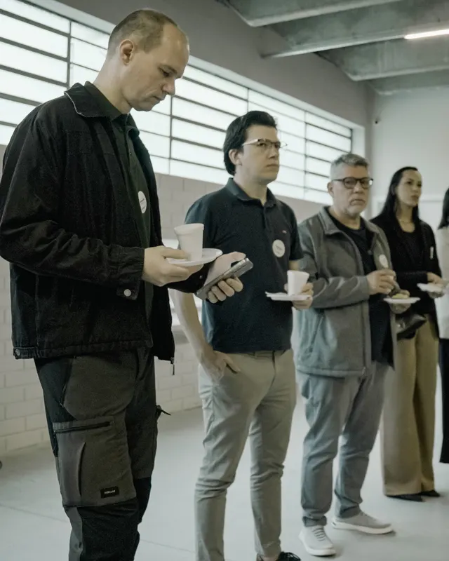 Participantes chegando e formando fila na recepção