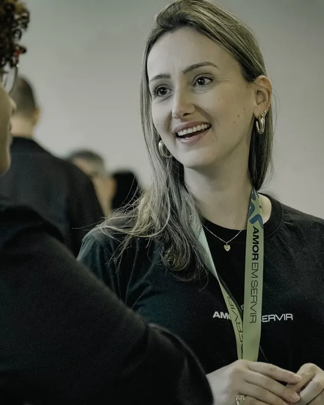 Duas participantes sorrindo na chegada