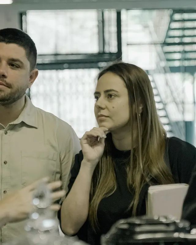 Grupo de participantes conversando no café