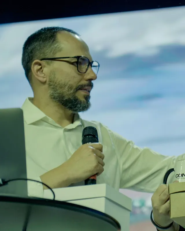 Momento de entrega de presente no palco