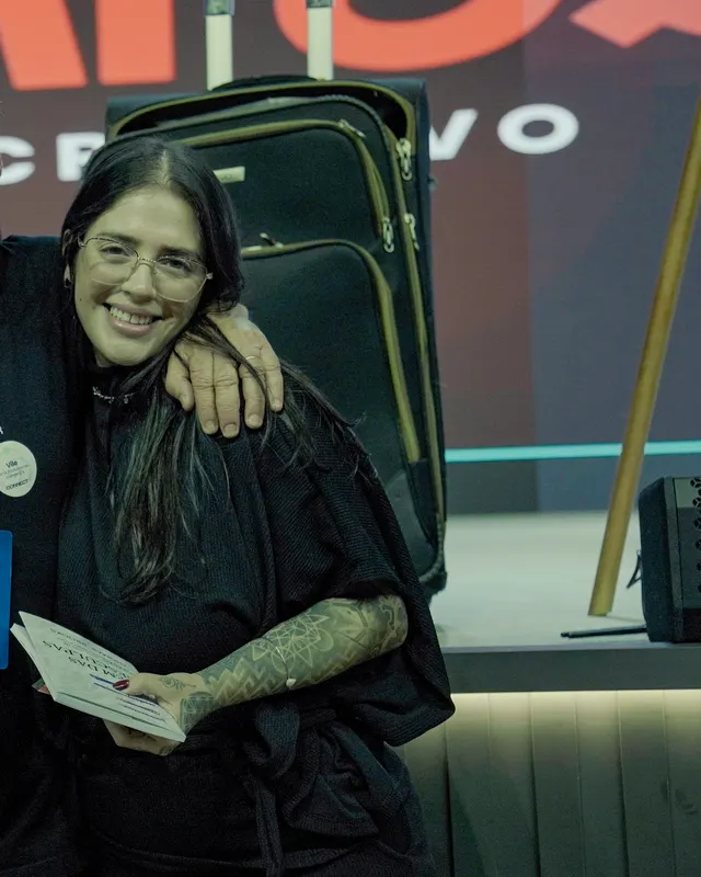 Participantes sorrindo juntos no palco